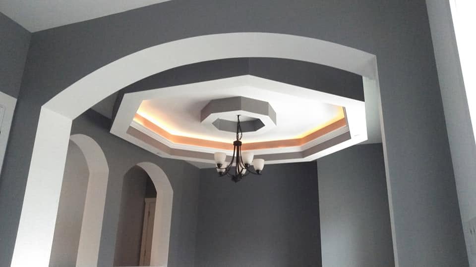 Finished tray ceiling with chandelier and accent lighting